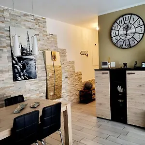 Prime - Large Independent Apartment, Air Conditioning, 2 Bathrooms, 2 Free Covered Parking Spaces, No Restricted Traffic Zone, Train Station 100m, Theatre 150m, Historic Centre Appartement